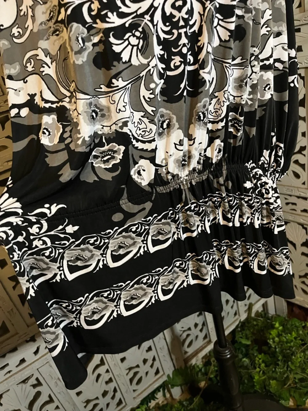 THESIS TOTALLY CUTE BLACK WHITE & GRAY ABSTRACT FLORAL PATTERN PLUS TOP - Picture 4 of 8